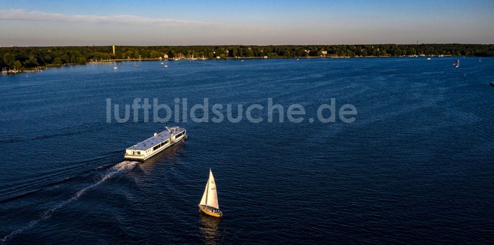 Berlin aus der Vogelperspektive: Uferbereiche des Sees der Havel im Ortsteil Wannsee in Berlin, Deutschland