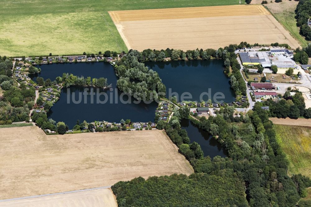 Luftaufnahme Krefeld - Uferbereiche des Sees Hohenforster See in Krefeld im Bundesland Nordrhein-Westfalen, Deutschland