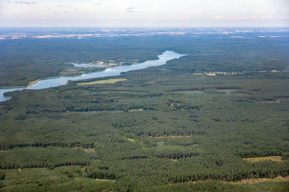 Luftbild Pilawki - Uferbereiche des Sees Jezioro Drweckie - Drewenzer See in einem Waldgebiet in Pilawki in Warminsko-Mazurskie - Ermland-Masuren, Polen