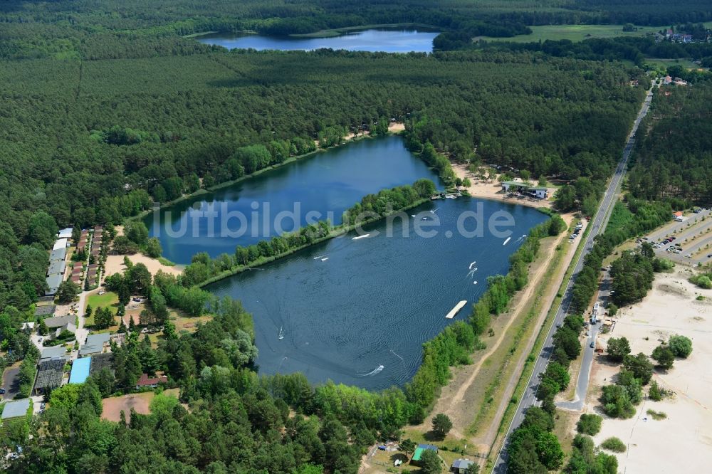 Luftaufnahme Ruhlsdorf - Uferbereiche des Sees Kiessee in Ruhlsdorf im Bundesland Brandenburg, Deutschland
