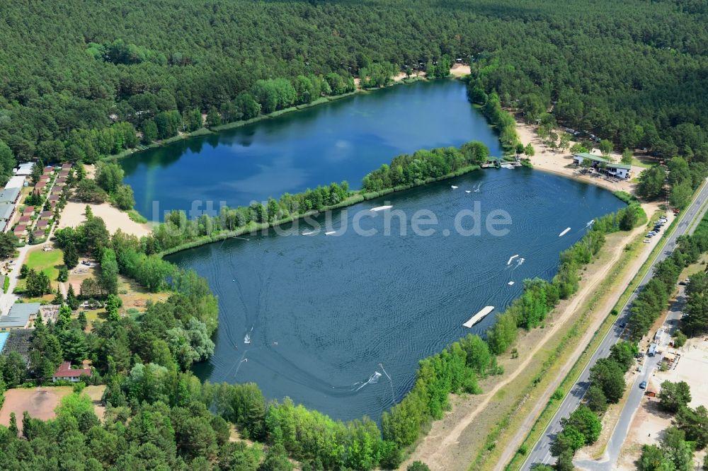 Ruhlsdorf von oben - Uferbereiche des Sees Kiessee in Ruhlsdorf im Bundesland Brandenburg, Deutschland