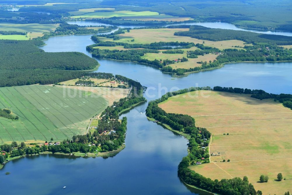 Kleinzerlang von oben - Uferbereiche des Sees Kleiner Pälitzsee in Kleinzerlang im Bundesland Brandenburg, Deutschland