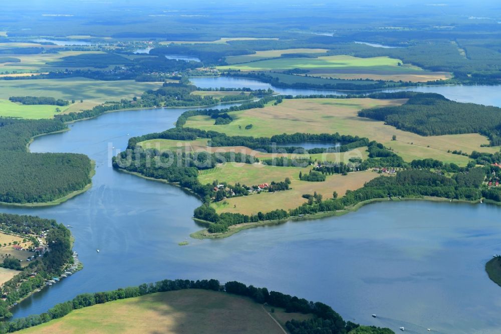 Kleinzerlang aus der Vogelperspektive: Uferbereiche des Sees Kleiner Pälitzsee in Kleinzerlang im Bundesland Brandenburg, Deutschland