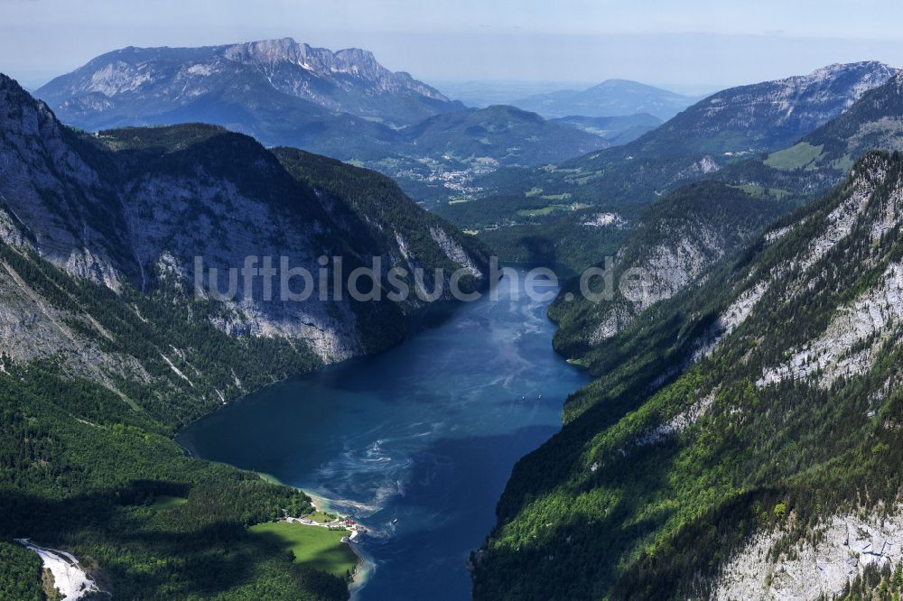 Schönau am Königssee aus der Vogelperspektive: Uferbereiche des Sees Königssee im Nationalpark Berchtesgaden in einem Waldgebiet in Schönau am Königssee im Bundesland Bayern, Deutschland