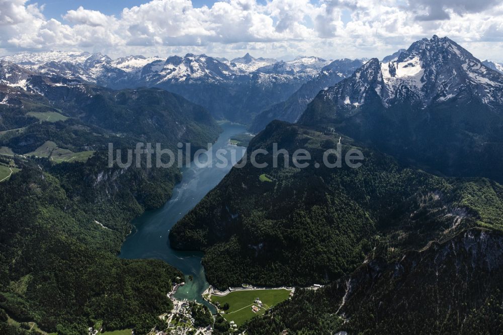 Luftaufnahme Schönau am Königssee - Uferbereiche des Sees Königssee im Nationalpark Berchtesgaden in einem Waldgebiet in Schönau am Königssee im Bundesland Bayern, Deutschland