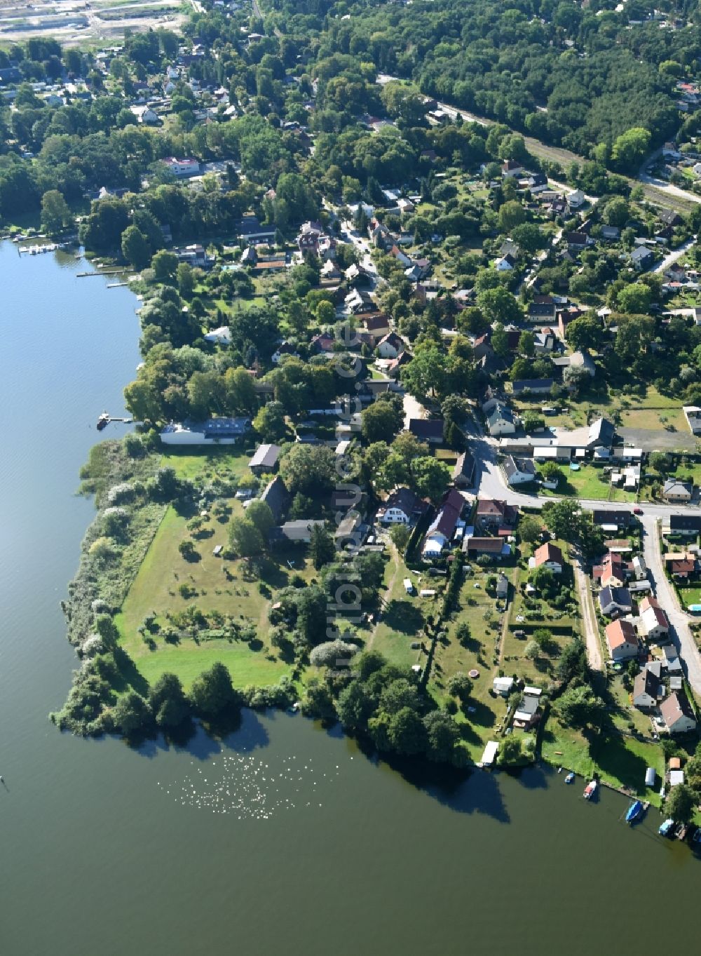 Zernsdorf von oben - Uferbereiche des Sees Krüpelsee in Zernsdorf im Bundesland Brandenburg