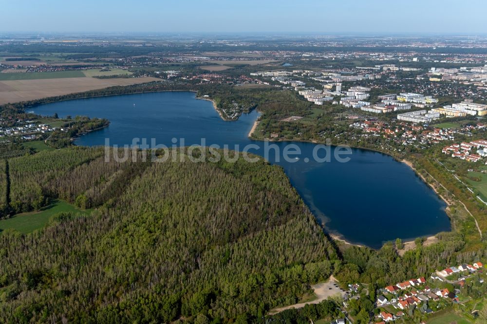 Luftaufnahme Lausen-Grünau - Uferbereiche des Sees Kulkwitzer See in einem Waldgebiet in Lausen-Grünau im Bundesland Sachsen, Deutschland