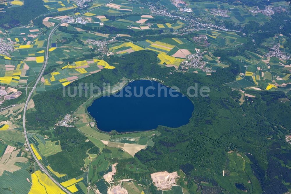 Nickenich aus der Vogelperspektive: Uferbereiche des Sees Laacher See in Nickenich im Bundesland Rheinland-Pfalz, Deutschland