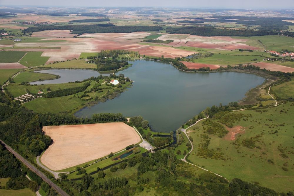 Morhange aus der Vogelperspektive: Uferbereiche des Sees Lac de la Mutche in Morhange in Grand Est, Frankreich