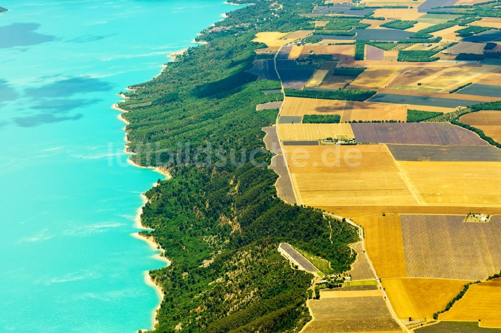 Luftbild Moustiers-Sainte-Marie - Uferbereiche des Sees Lac de Sainte-Croix und Sonnenblumenfelder in Moustiers-Sainte-Marie in Provence-Alpes-Cote d'Azur, Frankreich