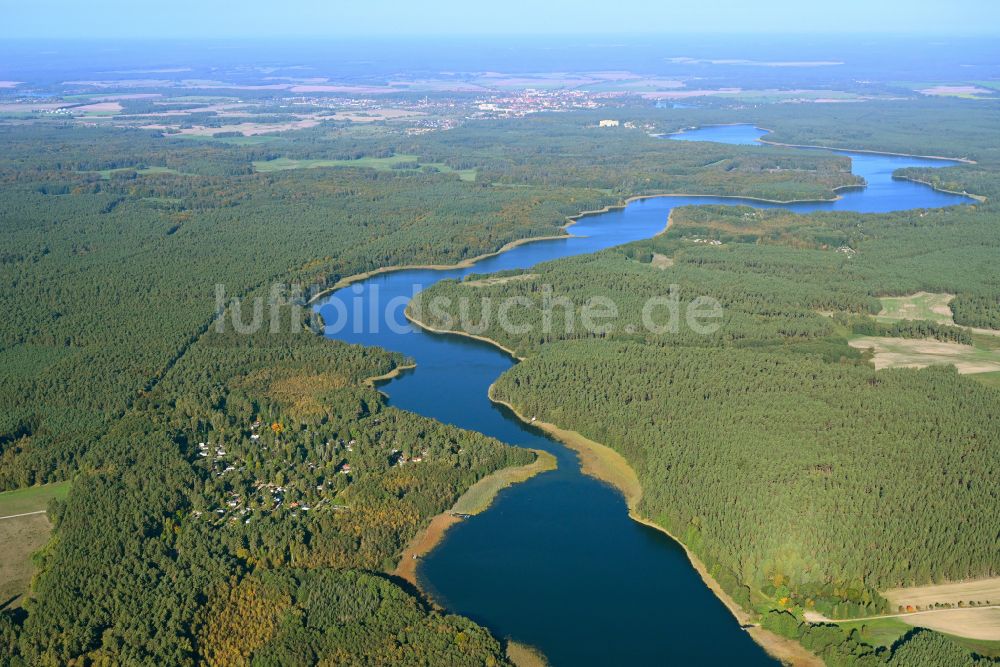 Templin von oben - Uferbereiche des Sees Lübbesee in einem Waldgebiet in Templin im Bundesland Brandenburg, Deutschland