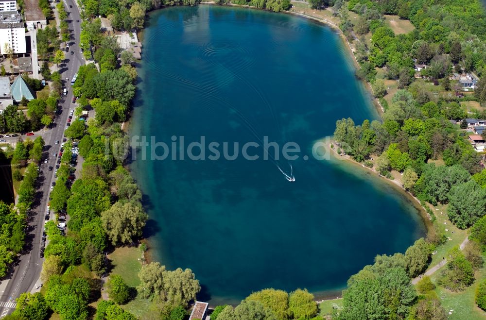 Luftaufnahme München - Uferbereiche des Sees Lerchenauer See im Ortsteil Feldmoching-Hasenbergl in München im Bundesland Bayern, Deutschland
