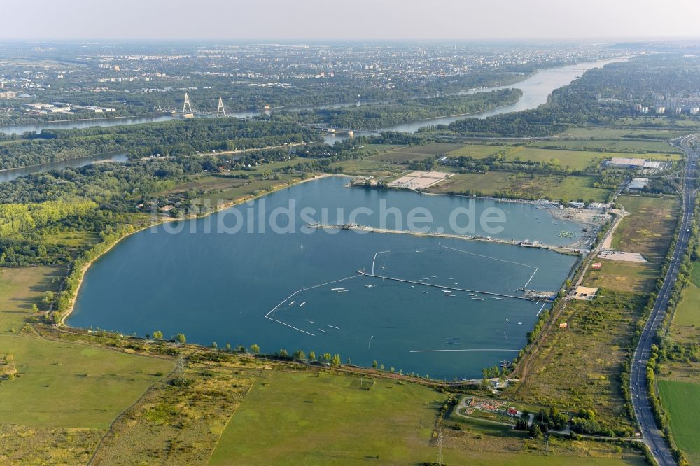 Budakalasz aus der Vogelperspektive: Uferbereiche des Sees Lupa-tó in Budakalasz in Komitat Pest, Ungarn