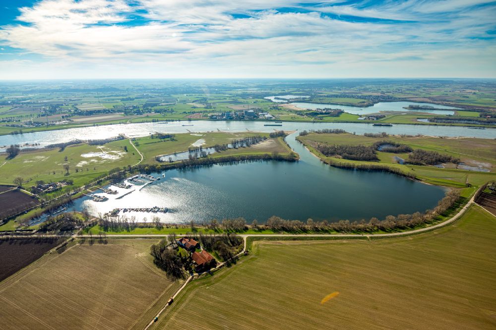 Luftbild Rees - Uferbereiche des Sees Mahnensee in Rees im Bundesland Nordrhein-Westfalen, Deutschland