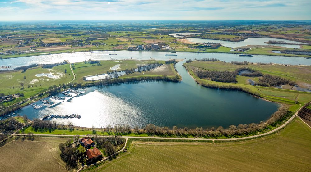 Luftaufnahme Rees - Uferbereiche des Sees Mahnensee in Rees im Bundesland Nordrhein-Westfalen, Deutschland