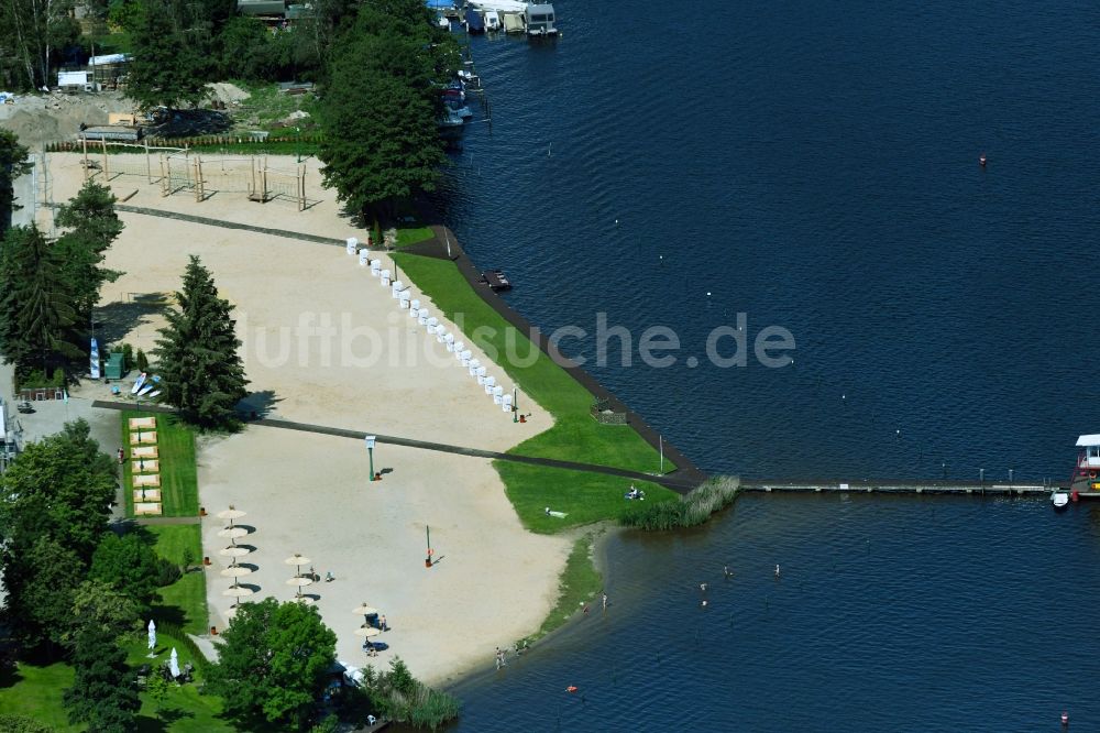 Luftbild Berlin - Uferbereiche des Sees Müggelsee am Strandbad an der Sportpromenade im Ortsteil Grünau in Berlin, Deutschland
