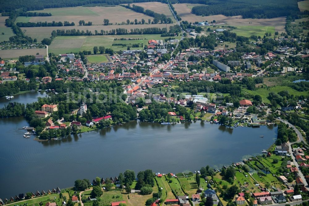 Mirow von oben - Uferbereiche des Sees Mirower See in Mirow im Bundesland Mecklenburg-Vorpommern, Deutschland