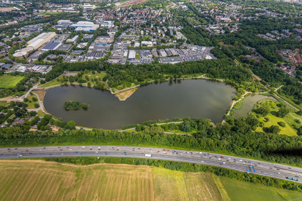 Bochum aus der Vogelperspektive: Uferbereiche des Sees Ümminger See in Bochum im Bundesland Nordrhein-Westfalen, Deutschland