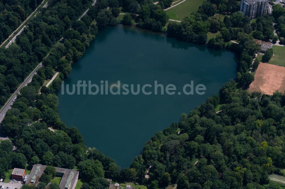 Luftaufnahme Freiburg im Breisgau - Uferbereiche des Sees Moosweiher in Freiburg im Breisgau im Bundesland Baden-Württemberg, Deutschland