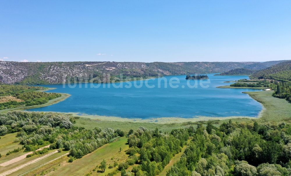 Luftaufnahme Skradin - Uferbereiche des Sees am Nationalpark Krka in Skradin in Sibensko-kninska zupanija, Kroatien