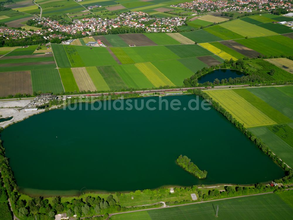 Luftbild Laupheim - Uferbereiche des Sees Natursee in Laupheim im Bundesland Baden-Württemberg, Deutschland