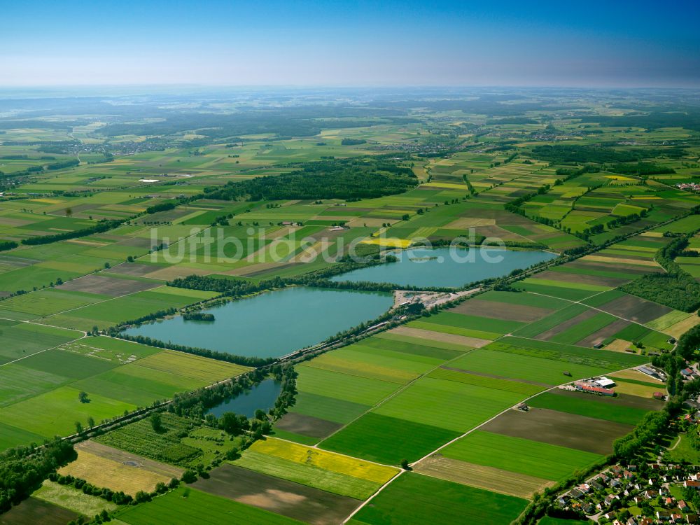 Luftaufnahme Laupheim - Uferbereiche des Sees Natursee in Laupheim im Bundesland Baden-Württemberg, Deutschland