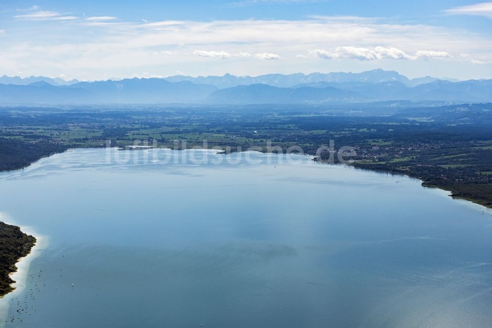 Luftbild Herrsching am Ammersee - Uferbereiche des Sees des nördlichen Teil des Ammersee mit Panorama Bergblick in Herrsching am Ammersee im Bundesland Bayern, Deutschland