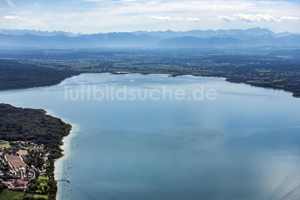 Luftaufnahme Dießen am Ammersee - Uferbereiche des Sees des nördlichen Teil des Ammersee mit Panorama Bergblick in Herrsching am Ammersee im Bundesland Bayern, Deutschland