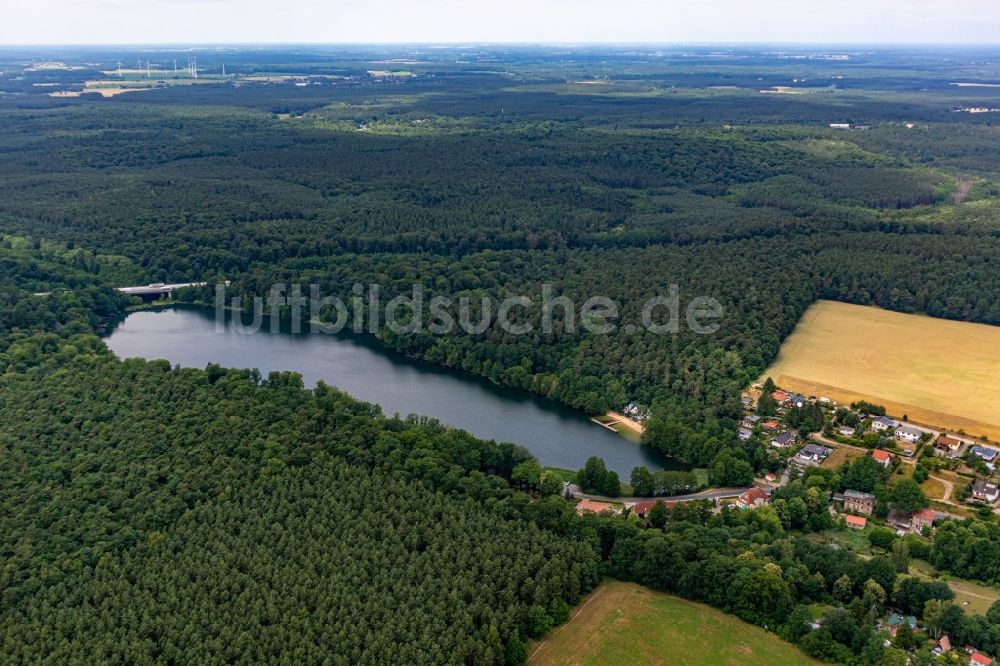 Wandlitz aus der Vogelperspektive: Uferbereiche des Sees Obersee in einem Waldgebiet in Lanke in Wandlitz im Bundesland Brandenburg, Deutschland