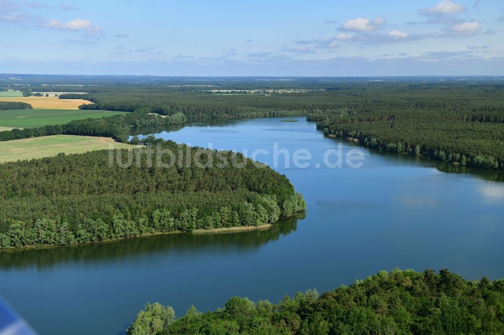 Luftaufnahme Karnzow - Uferbereiche des Sees Obersee in einem Waldgebiet im Ortsteil Drewen in Karnzow im Bundesland Brandenburg, Deutschland