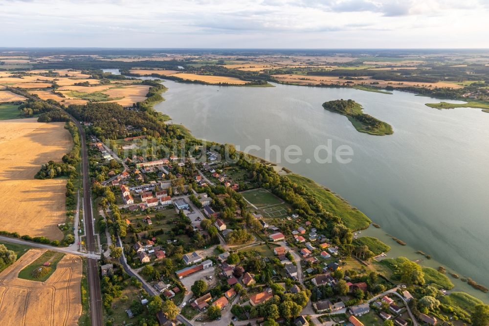 Luftaufnahme Warnitz - Uferbereiche des Sees Oberuckersee in Warnitz im Bundesland Brandenburg, Deutschland