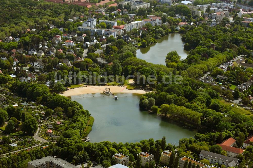 Luftbild Berlin - Uferbereiche des Sees Orankesee an der Oberseestraße im Ortsteil Hohenschönhausen in Berlin, Deutschland