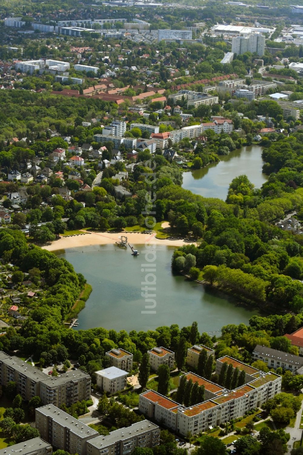 Luftaufnahme Berlin - Uferbereiche des Sees Orankesee an der Oberseestraße im Ortsteil Hohenschönhausen in Berlin, Deutschland