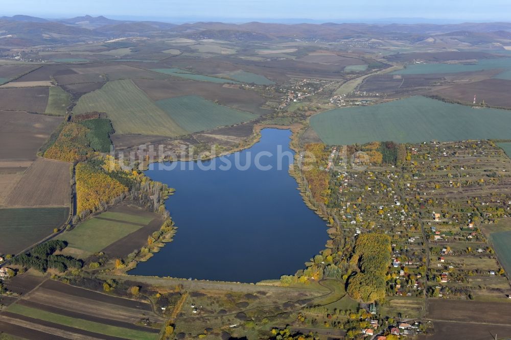 Palotas aus der Vogelperspektive: Uferbereiche des Sees Palotasi-viztarolo in Palotas in Nograd, Ungarn