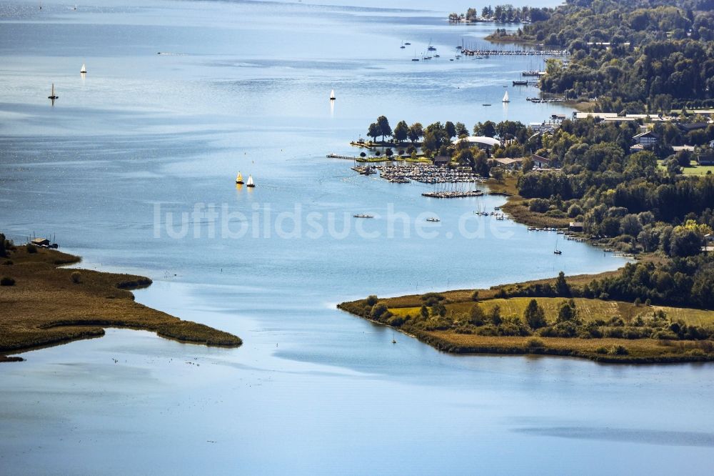 Prien am Chiemsee aus der Vogelperspektive: Uferbereiche des Sees in Prien am Chiemsee im Bundesland Bayern, Deutschland