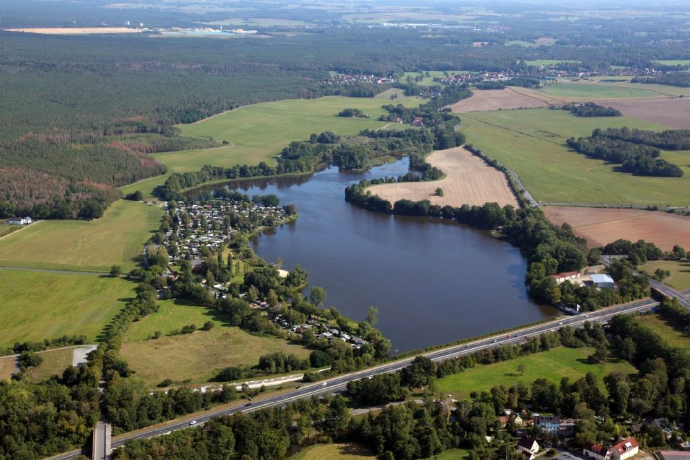 Luftbild Radeburg - Uferbereiche des Sees Radeburger Stausee mit dem Campingplatz am Röderstausee in Radeburg im Bundesland Sachsen, Deutschland