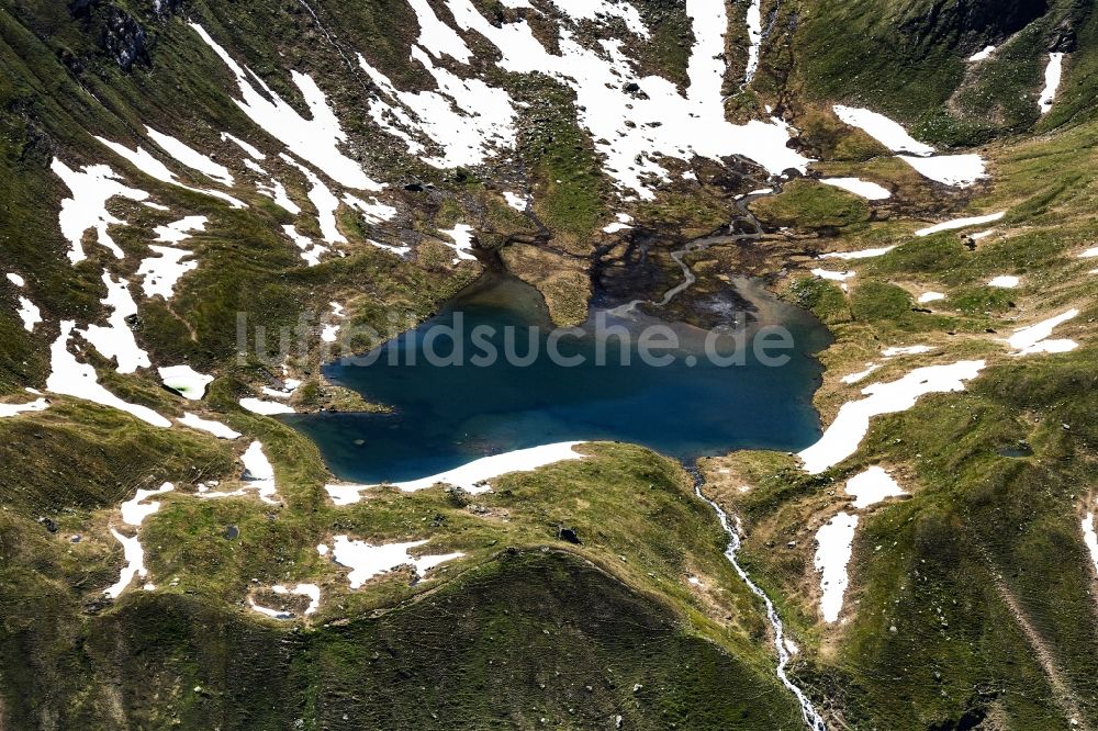 Raneburger See von oben - Uferbereiche des Sees Raneburger See in den Alpen in Tirol, Österreich