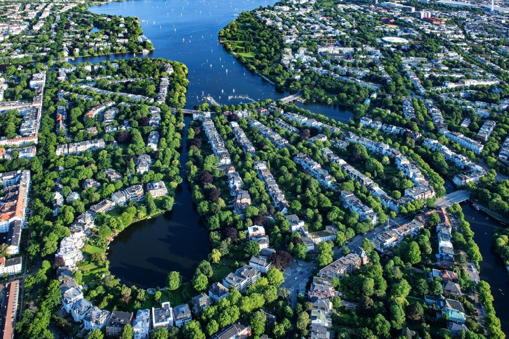 Hamburg aus der Vogelperspektive: Uferbereiche des Sees Rondeelteich im Ortsteil Winterhude in Hamburg, Deutschland