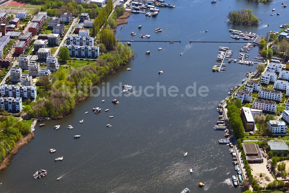 Luftaufnahme Berlin - Uferbereiche des Sees Rummelsburger See im Ortsteil Rummelsburg in Berlin, Deutschland