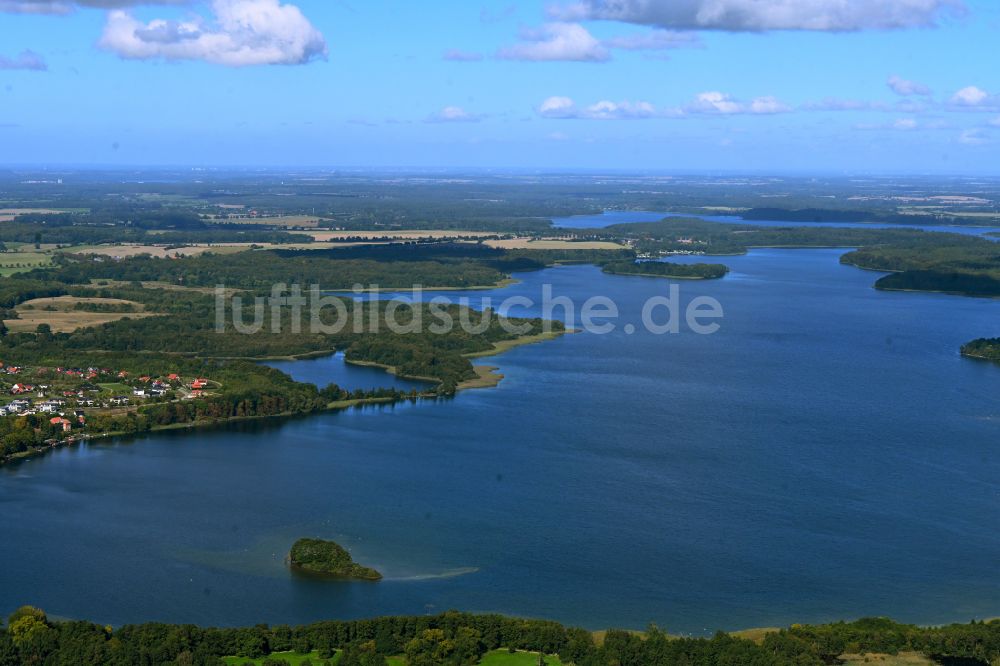 Zarrentin am Schaalsee von oben - Uferbereiche des Sees Schaalsee in Zarrentin am Schaalsee im Bundesland Mecklenburg-Vorpommern, Deutschland