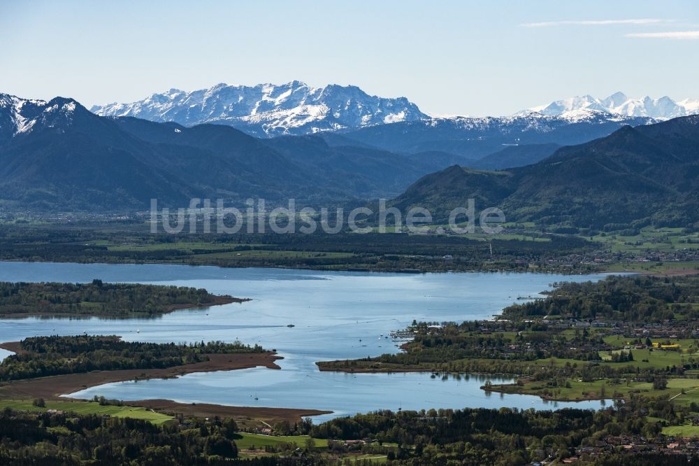 Rimsting von oben - Uferbereiche des Sees in der Schafwaschener Bucht am Chiemsee in Rimsting im Bundesland Bayern, Deutschland