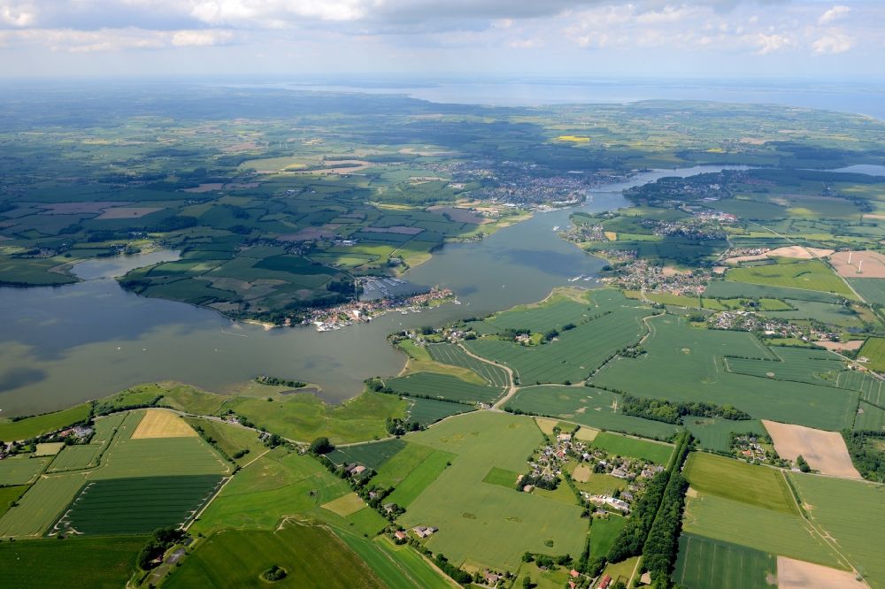 Thumby aus der Vogelperspektive: Uferbereiche des Sees Schlei in Arnis im Bundesland Schleswig-Holstein