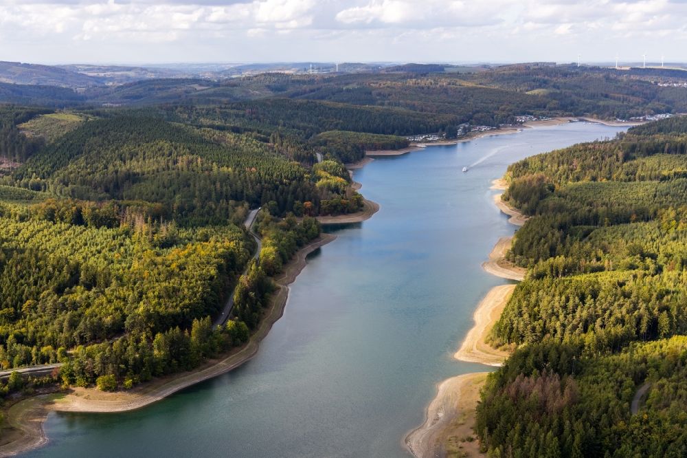 Langscheid aus der Vogelperspektive: Uferbereiche des Sees Sorpesee in Langscheid im Bundesland Nordrhein-Westfalen, Deutschland