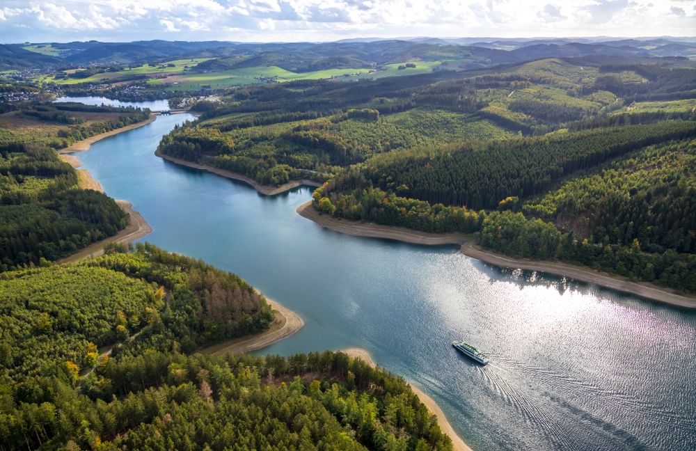 Langscheid aus der Vogelperspektive: Uferbereiche des Sees Sorpesee in Langscheid im Bundesland Nordrhein-Westfalen, Deutschland