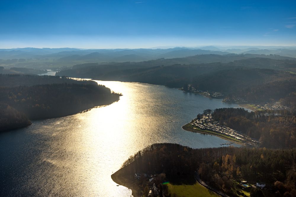 Luftaufnahme Langscheid - Uferbereiche des Sees Sorpesee in Langscheid im Bundesland Nordrhein-Westfalen, Deutschland