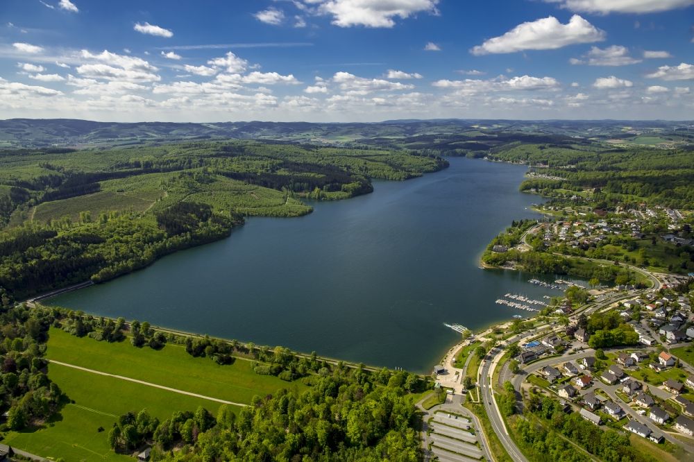 Sundern (Sauerland) aus der Vogelperspektive: Uferbereiche des Sees Sorpesee in Sundern (Sauerland) im Bundesland Nordrhein-Westfalen