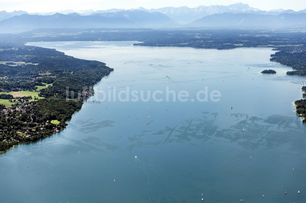 Luftaufnahme Pöcking - Uferbereiche des Sees Starnberger See mit Alpenpanorama in Berg im Bundesland Bayern, Deutschland