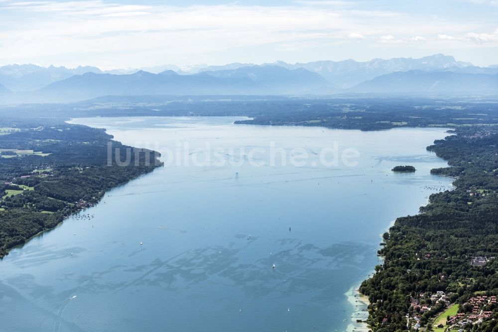 Pöcking aus der Vogelperspektive: Uferbereiche des Sees Starnberger See mit Alpenpanorama in Berg im Bundesland Bayern, Deutschland