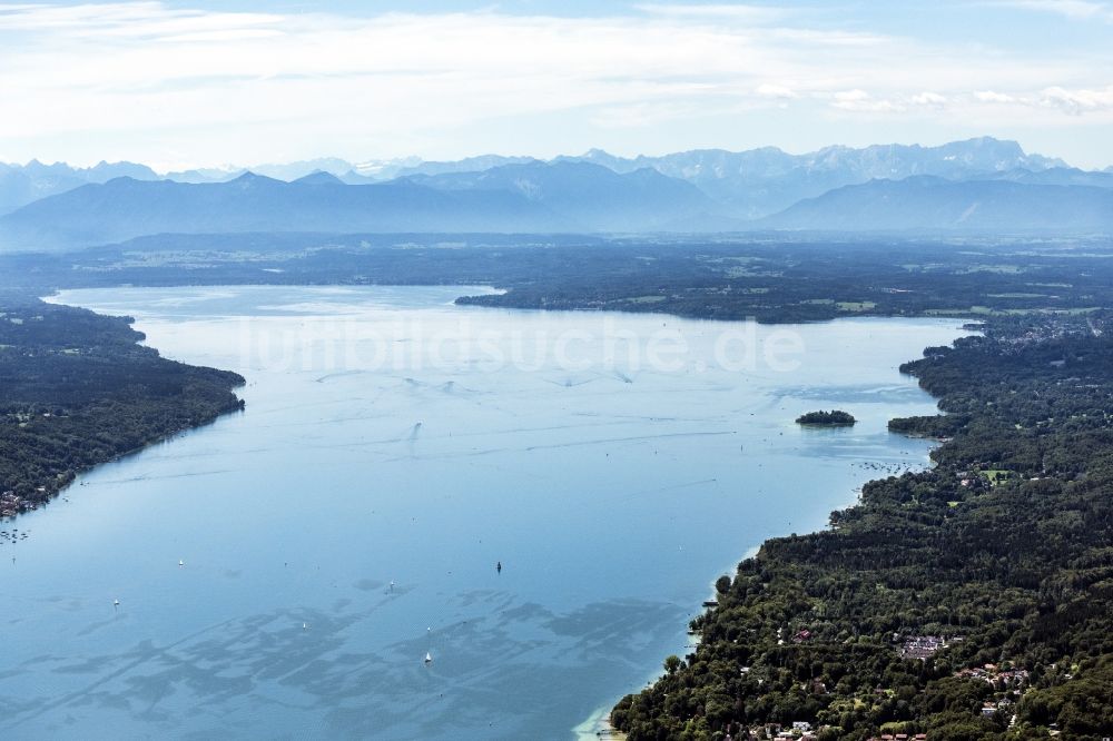 Luftaufnahme Pöcking - Uferbereiche des Sees Starnberger See mit Alpenpanorama in Berg im Bundesland Bayern, Deutschland