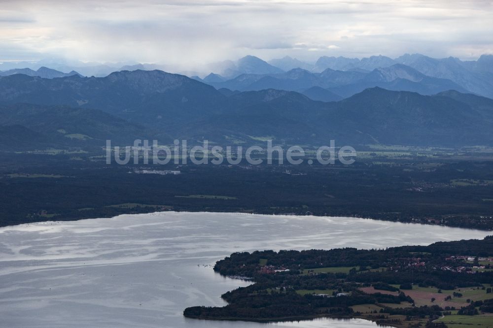 Luftaufnahme Seeshaupt - Uferbereiche des Sees Starnberger See mit Blick in die Alpen in Berg im Bundesland Bayern, Deutschland